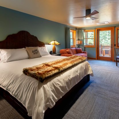 Mount Lemmon Lodge_Corner Room-King_Bed_Spatial View_01